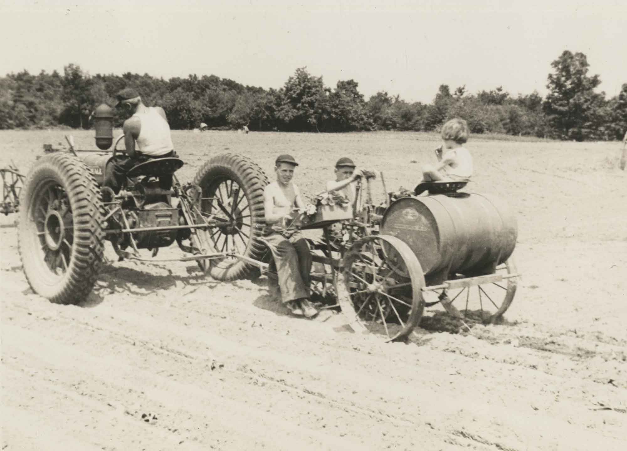 Farm-tractors-1900s.jpg