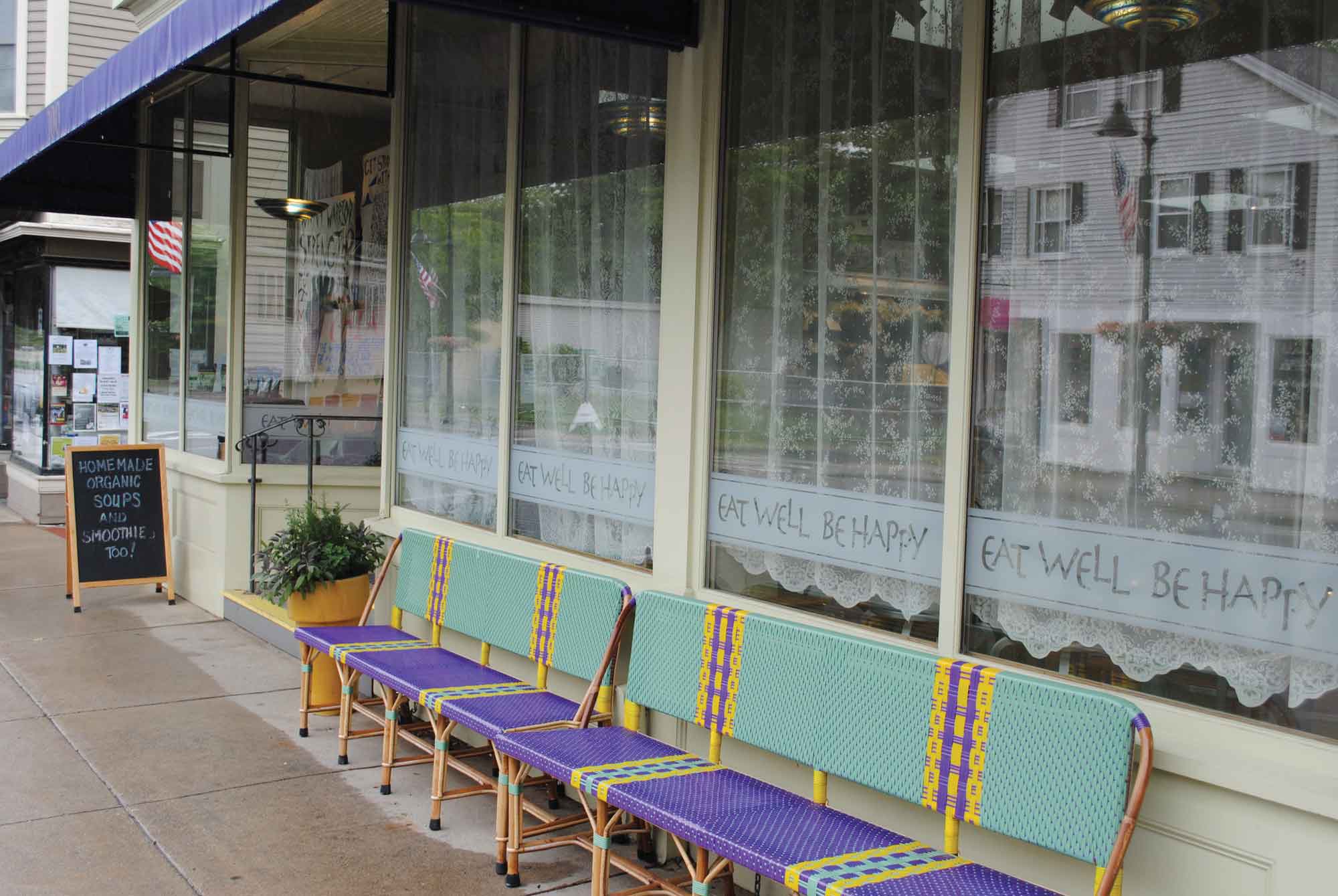 STOREFRONT-WITH-FRENCH-BENCHES.jpg